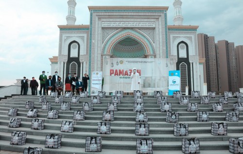 «Әзірет Сұлтан» мешіті 225 отбасыға азық-түлік таратты