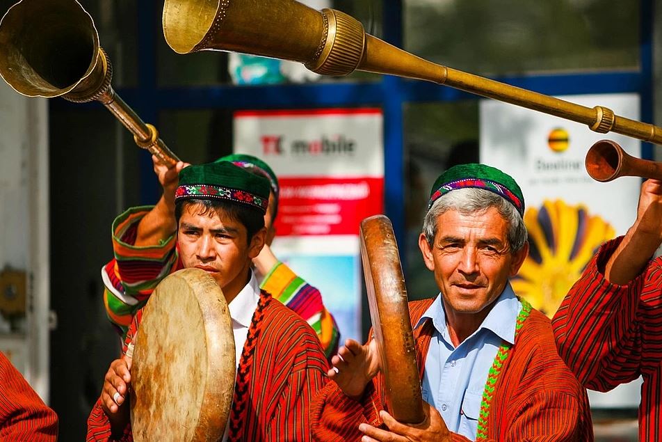 Тәжікстан тегі мен әкесінің атын «орысша аударуды» шектеді