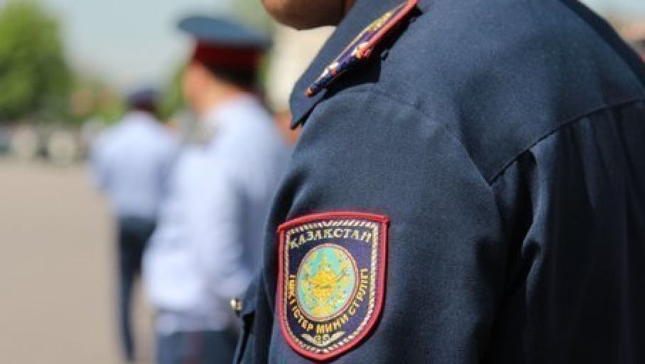 Атырау: Полиция қызметкерлері балаларға сыйлық жасады