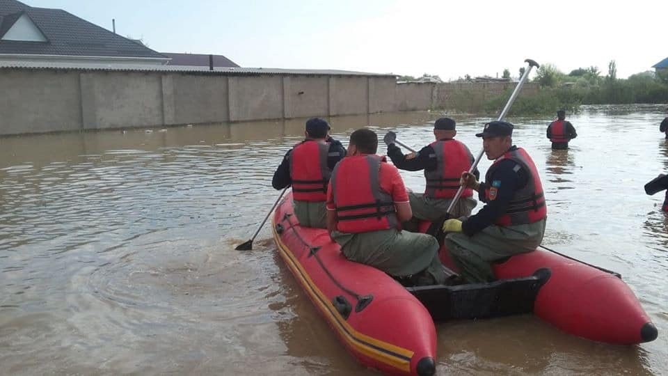 Шымкенттік құтқарушылар су басқан елді мекендерге көмек көрсетуде