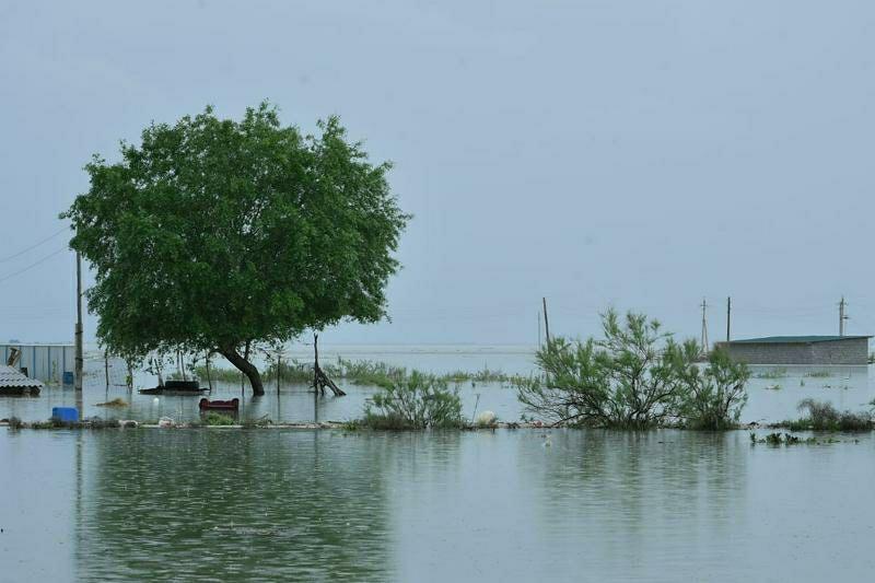 Түркістан облысының полицейлері су ортасында қалып қойған екі тұрғынды құтқарды