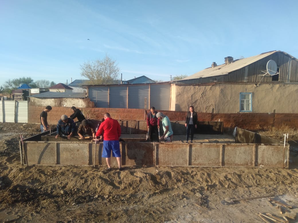 Қазалыда қайырымды жандар көмегімен екі үй салынуда