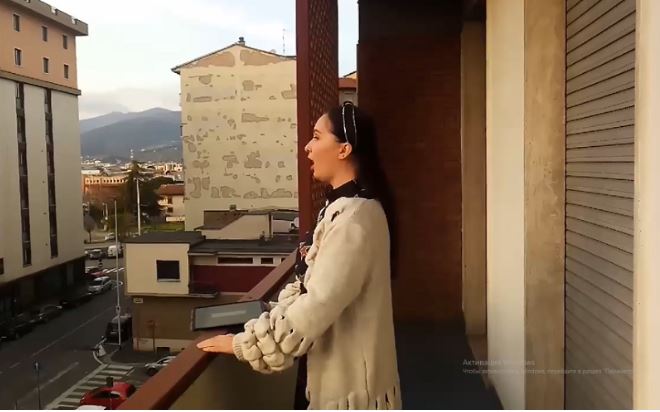 Алматының аулаларында әскери әндер әуелеп тұр (видео)