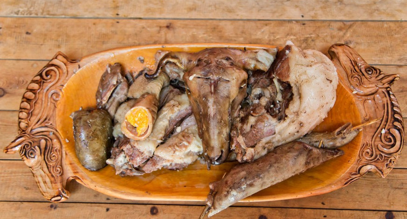 Видео жас қызды соққыға жығуға мәжбүрлеген.