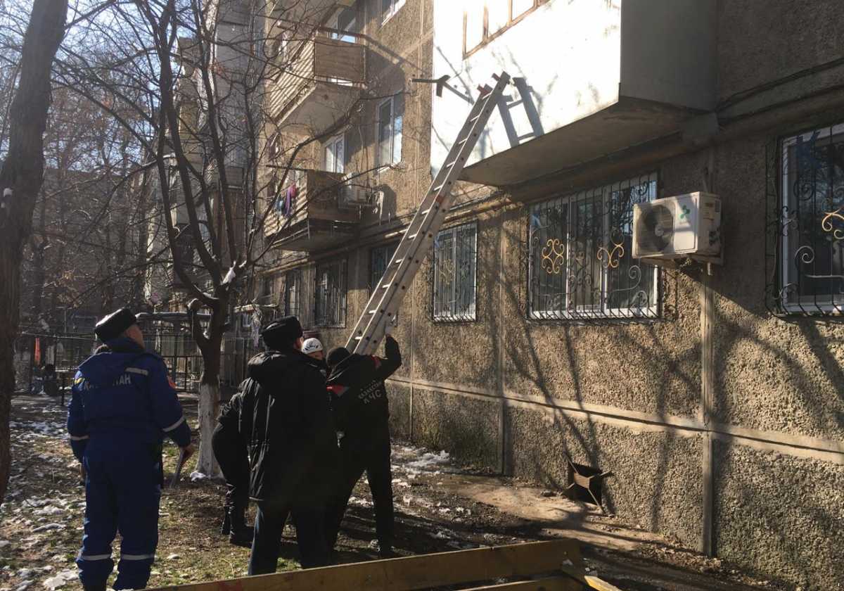 Құтқарушылар үйде жалғыз қалған балаларға көмекке келді
