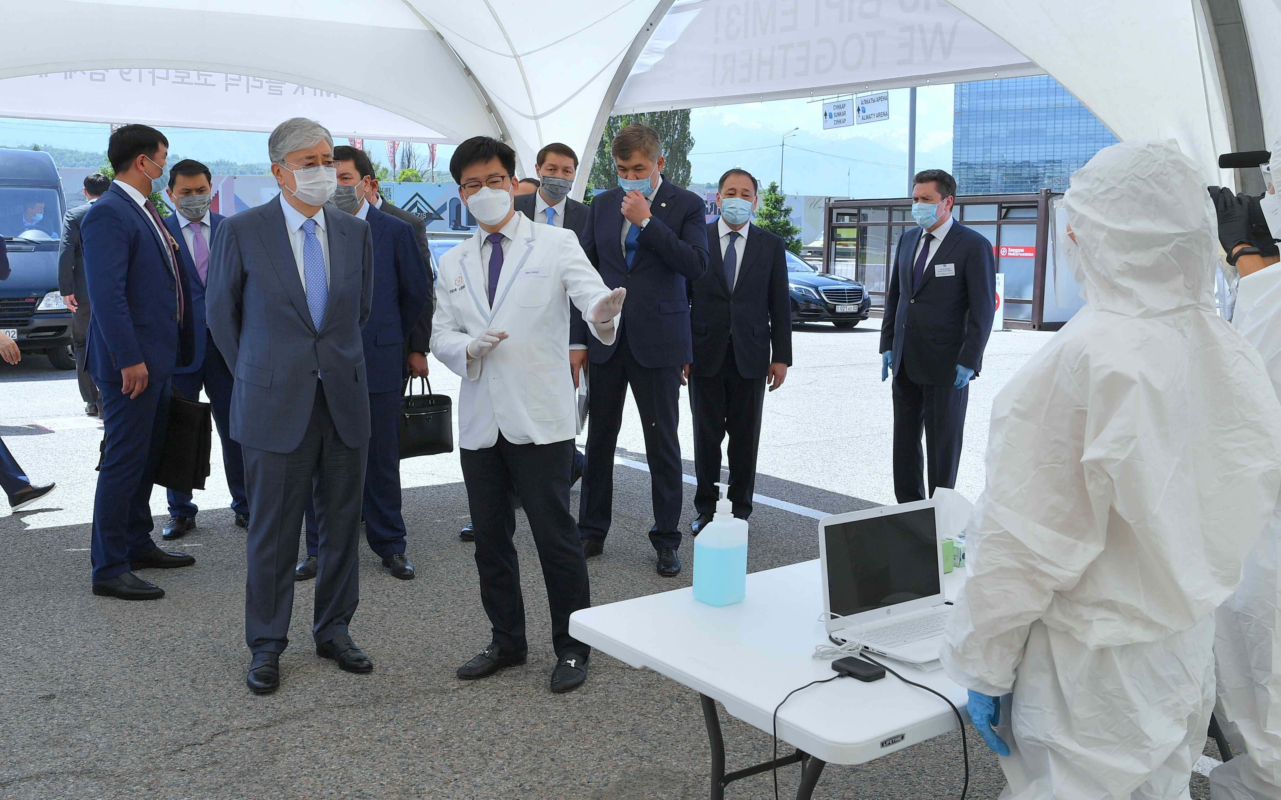 Мемлекет басшысы коронавирусты анықтауға арналған мобильді скрининг орталығына барды