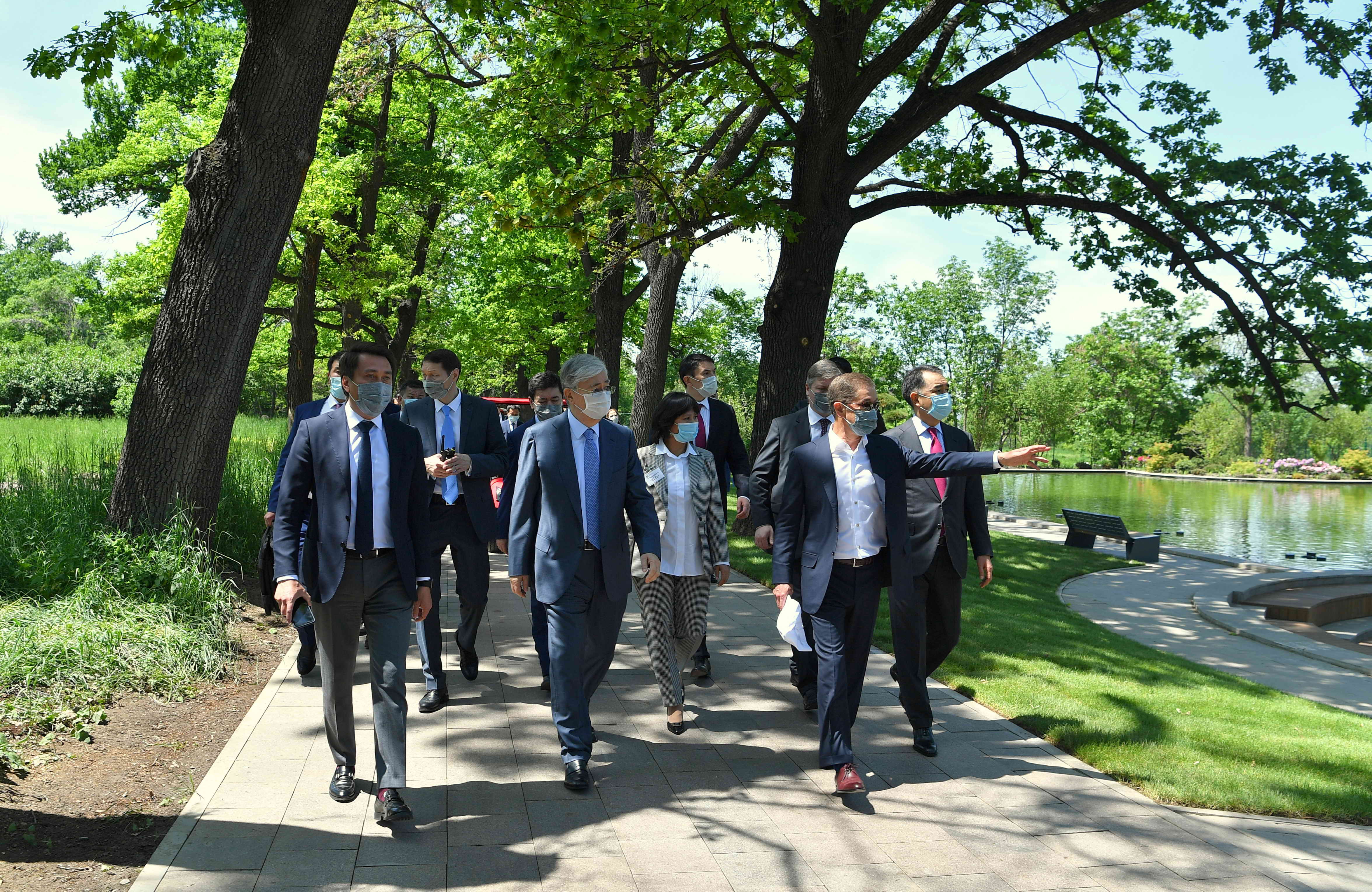 Президент Алматы қаласындағы Бас ботаникалық бақты аралап көрді