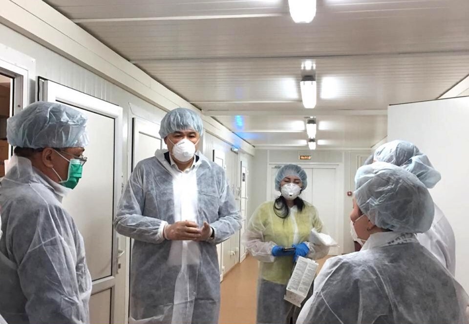 Елжан Біртанов Алматыдағы COVID-19-дан емделіп жатқан  науқастармен кездесті