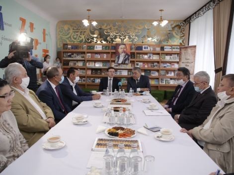 Алдымен ақсақалдарға сәлем берді