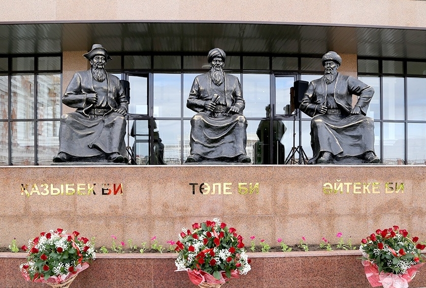 Қарағандыда қазақтың үш биіне ескерткіш қойылды