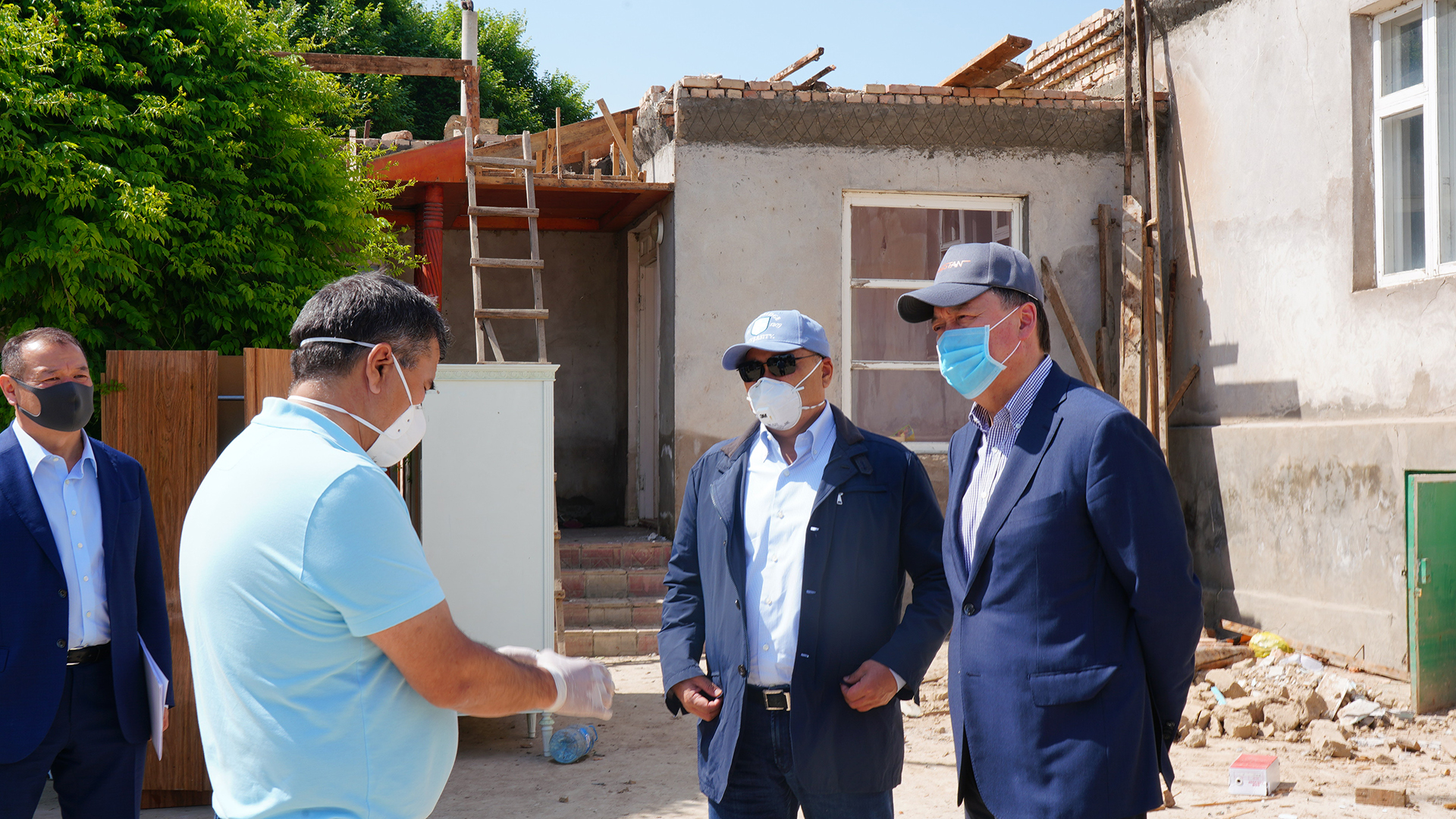 Асқар Мамин Мақтаарал ауданындағы қалпына келтіру жұмыстарын тексерді