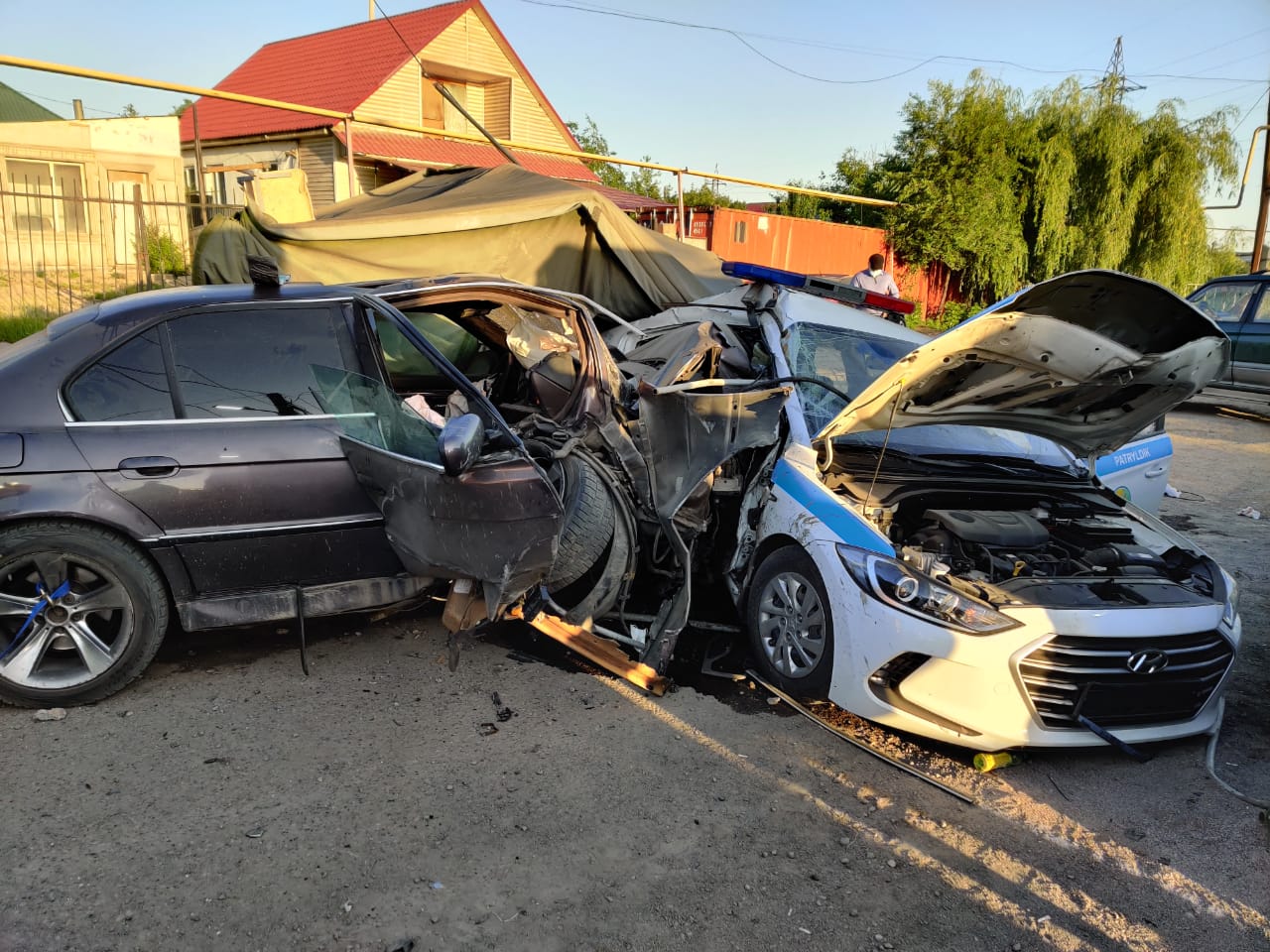 Көлік апаты: Үшінші полицей жансақтау бөлімінде жатыр