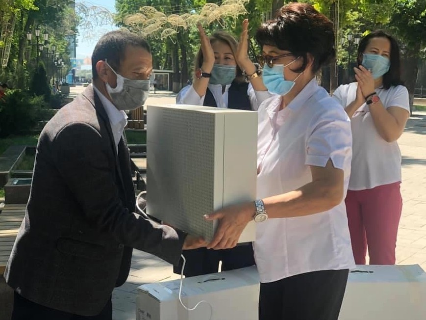 Шымкентте медицина қызметкерлеріне ауа тазартқыш құрылғысы таратылды