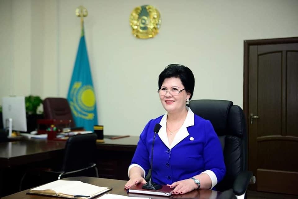 Шымкенттің бас ұстазы түлектерге естелік айтып берді