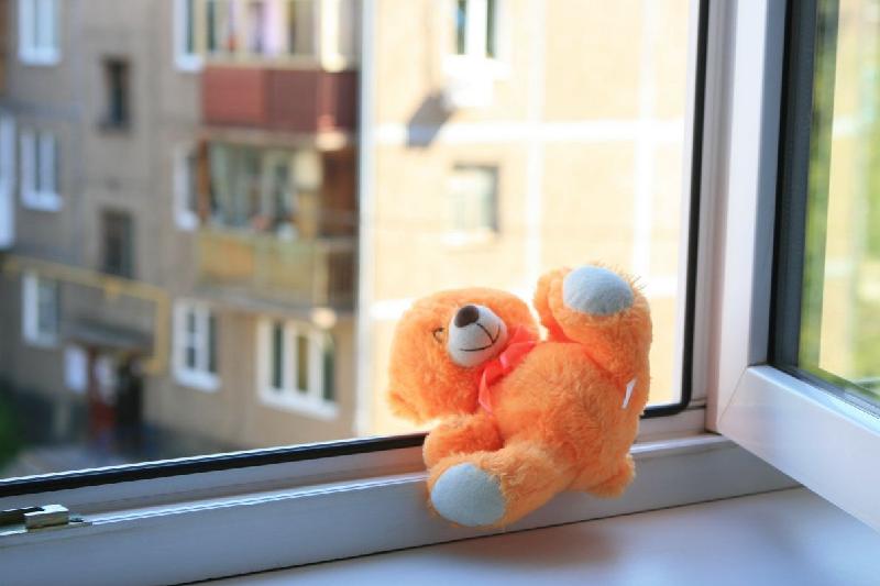 Баланың терезеден құлауына жол бермеу үшін не істеу керек?