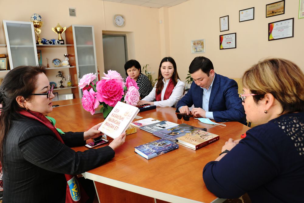 Қыздар университеті балалар үйіне барды