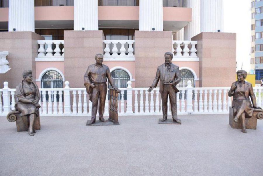 Театр алдындағы тарландар