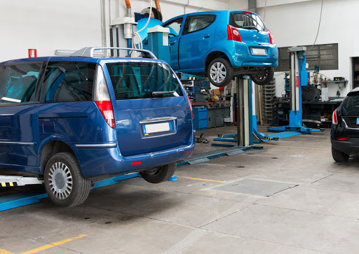 Күн­де­лікті қызметімен қатар кө­лік жөн­­деумен айналысады