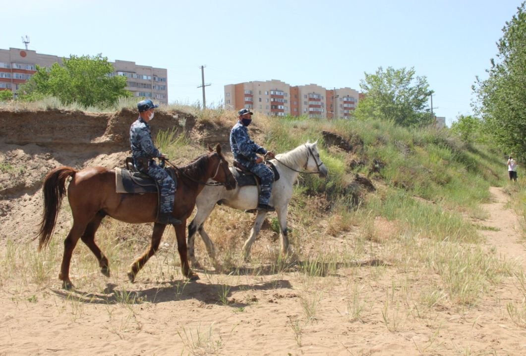 Атты полицейлер жағажайлар маңын бақылауға көшті