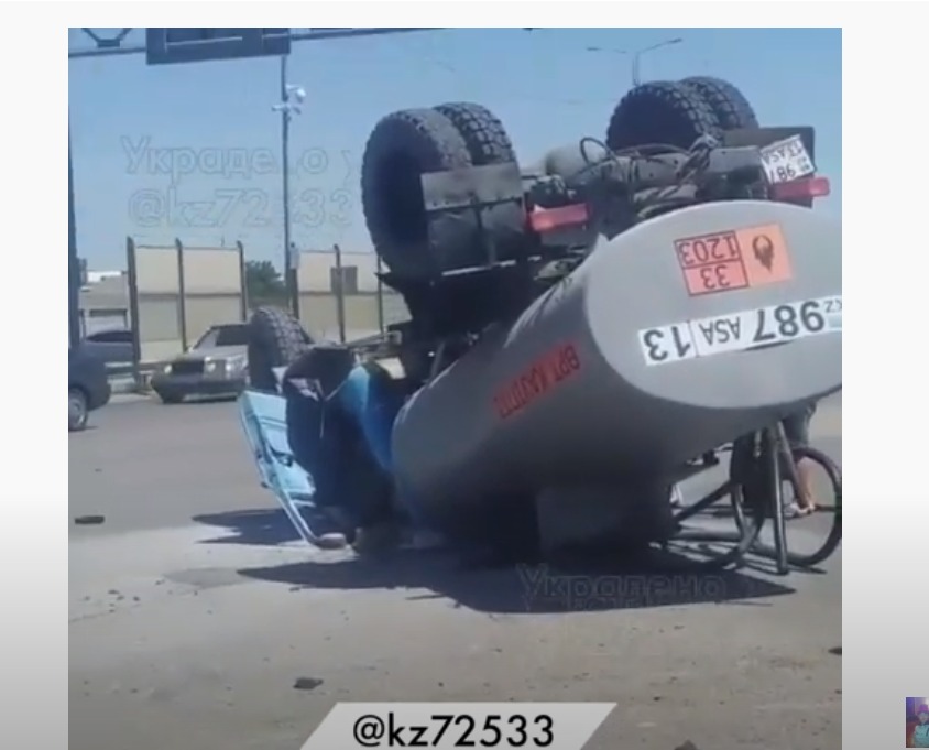 Tүркістан облысында жанармай таситын жүк көлігі мен жеңіл көліктер соқтығысты