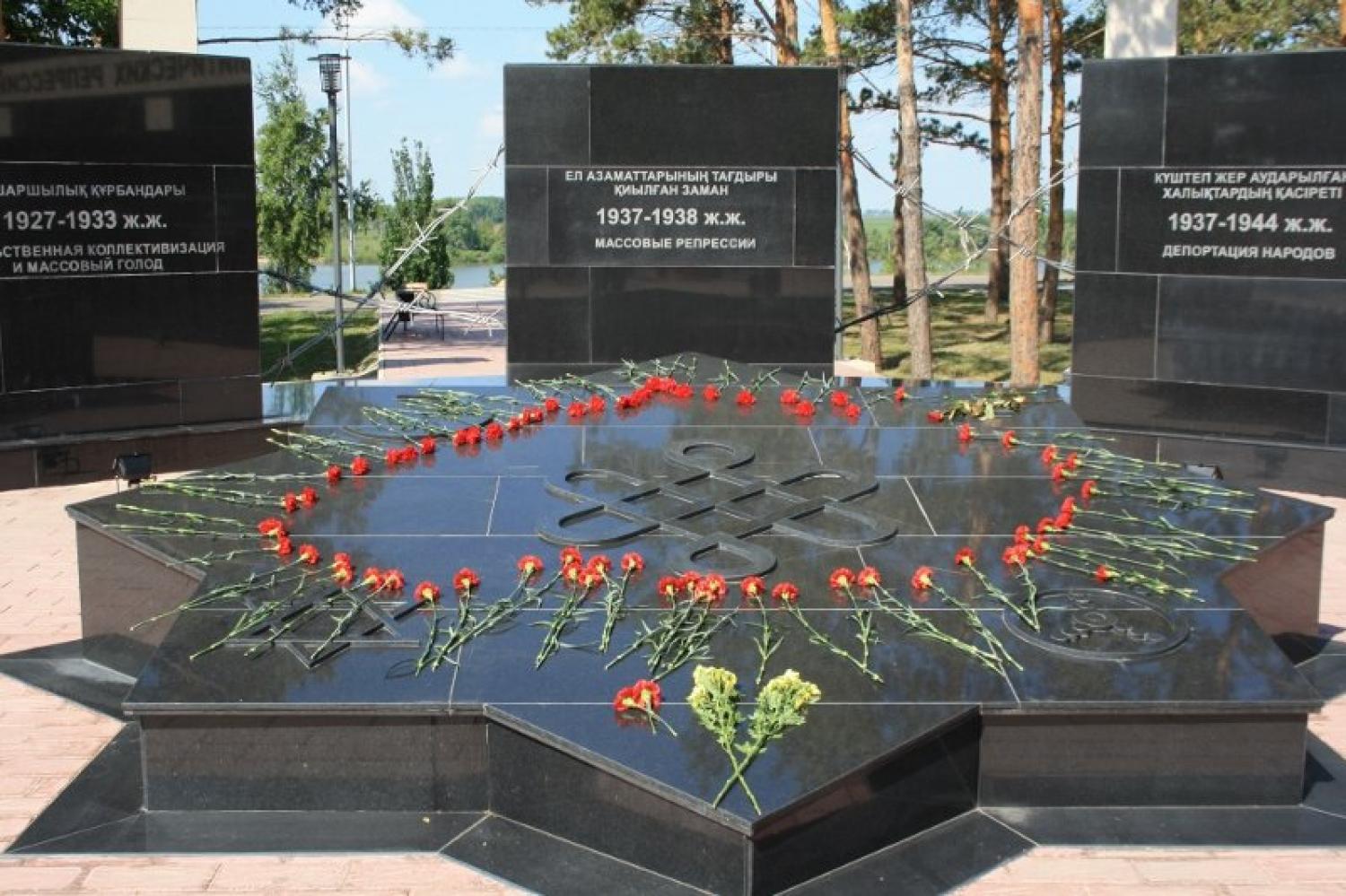 Павлодар: «Мәңгі есімізде» деген сөз 40 тілде жазылған