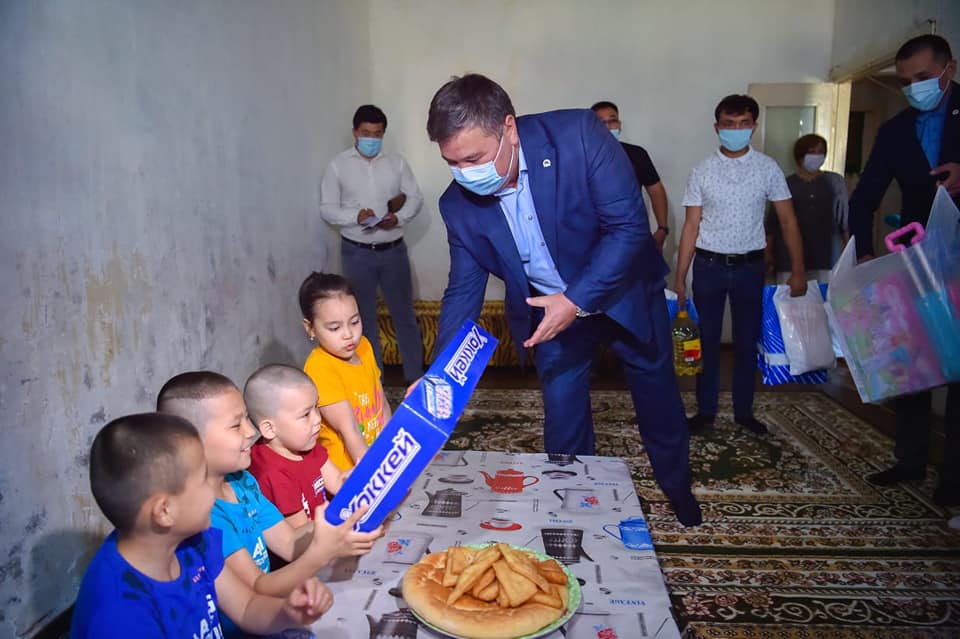 Балалар күнінде аз қамтылған отбасыларға көмек көрсетілді
