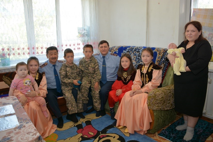 Полицейлер балаларды қуантты