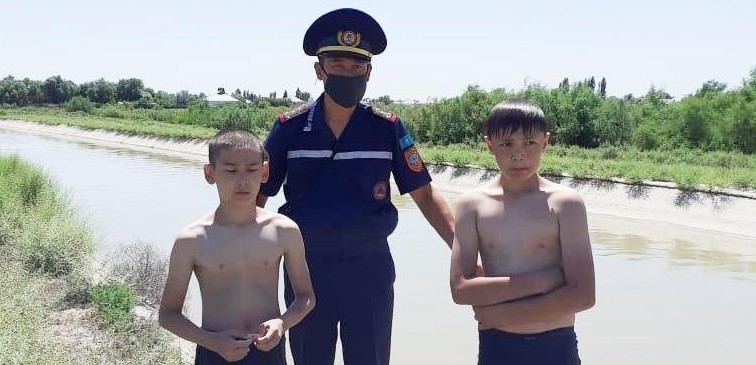 Түркістан: Азаматтық қорғау капитаны екі баланы ажалдан аман алып қалды