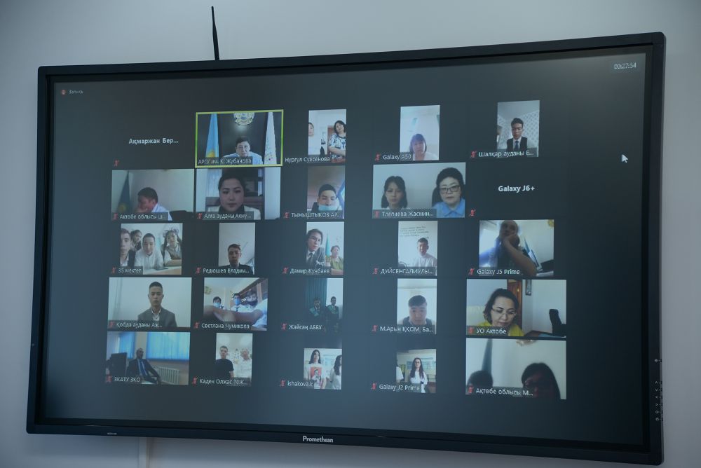 Ақтөбеде мектеп түлектеріне Қ.Жұбанов атындағы білім гранты табысталды