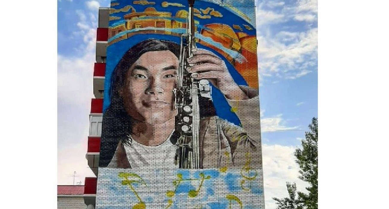 Орыс әйел веб-камерада есегін көрсетеді