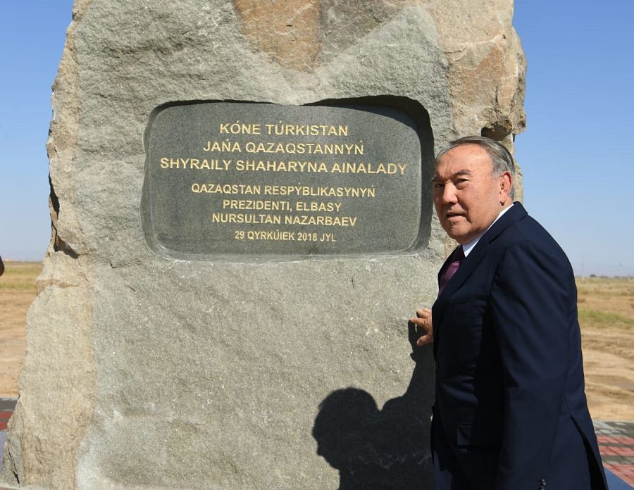 Елбасы және түркілер төрі Түркістан