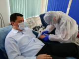 Алматының Бас дәрігері коронавирусқа қарсы антиденеге қан тапсырды
