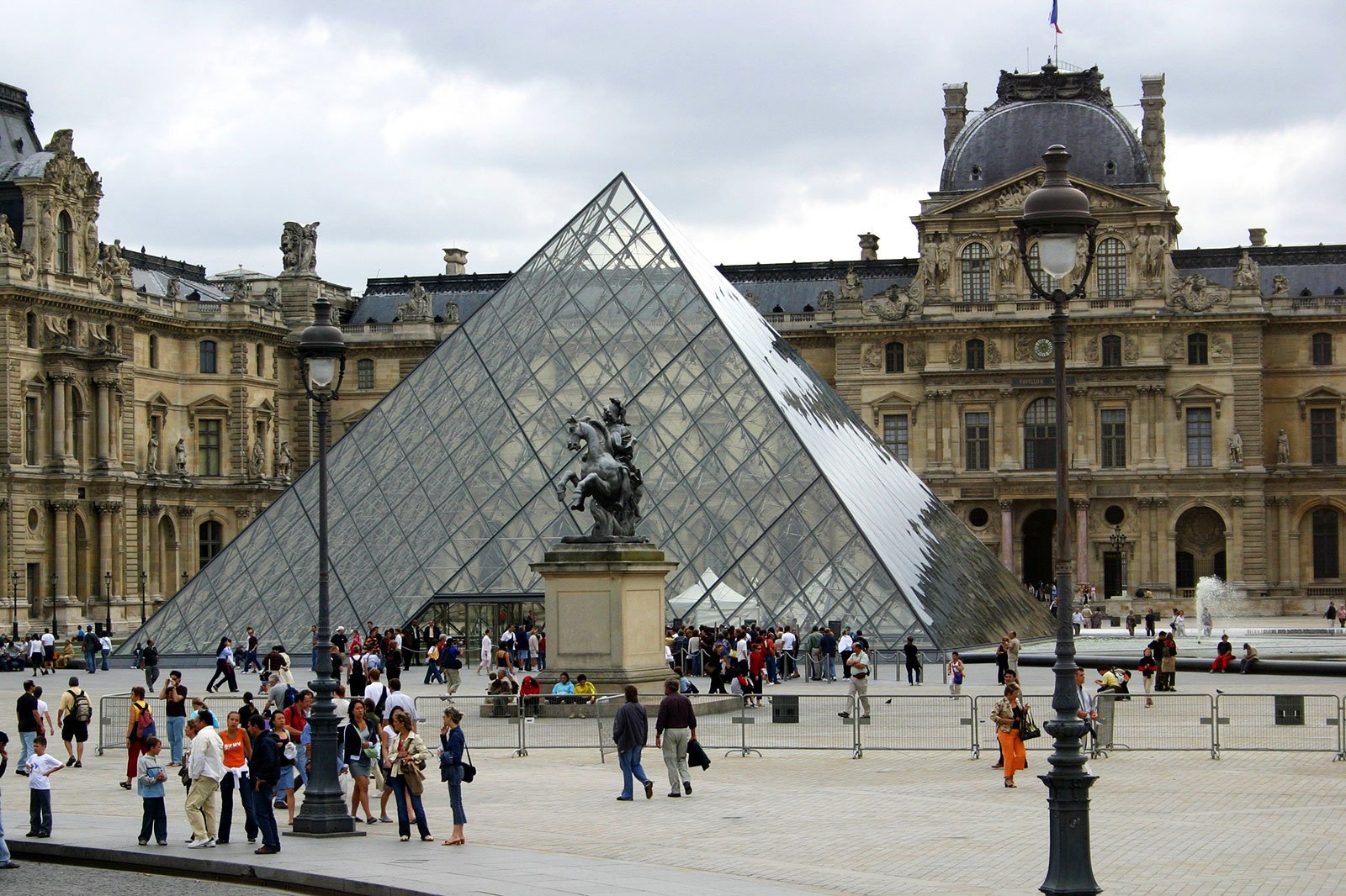 Париждегі Лувр музейі қайта ашылды