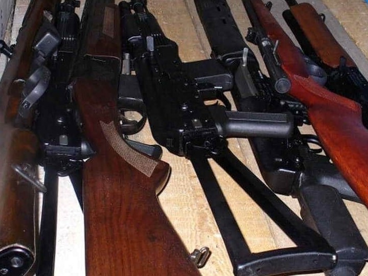 Атырау тұрғындары қару мен  оқ-дәрі тапсырып жатыр