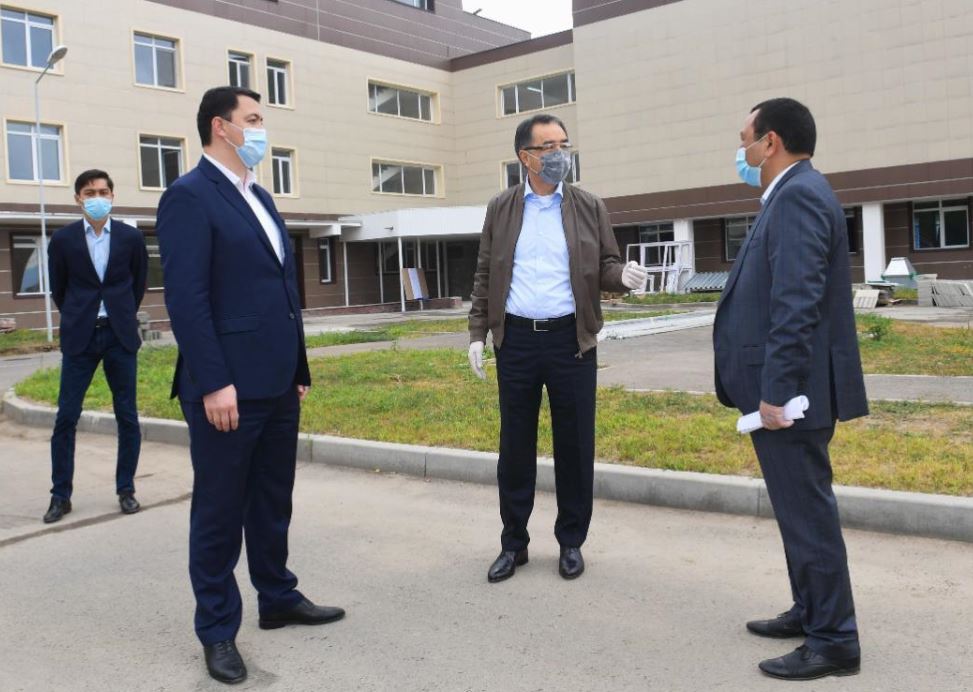 Алматы әкімі 500 орынды жаңа  госпитальдің ашылу дайындығының барысымен танысты