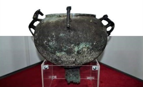 Қорғаннан табылған қола қазан