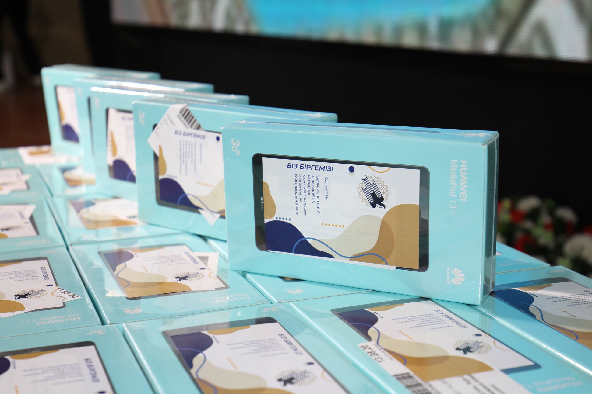 "Білім-инновация" лицейлері мақтааралдық оқушыларға 110 планшет сыйға тартты