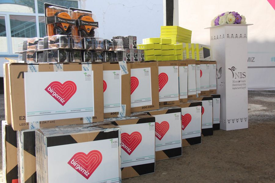 Су тасқынынан зардап шеккен оқушыларға сыйлады