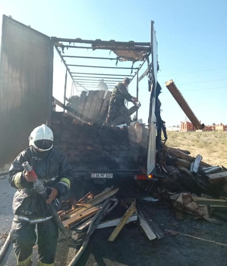 Жол бойында көлік отқа оранды