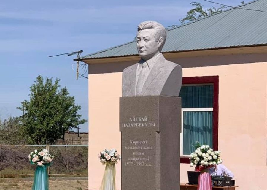 Қайраткерге қойылған ескерткіш