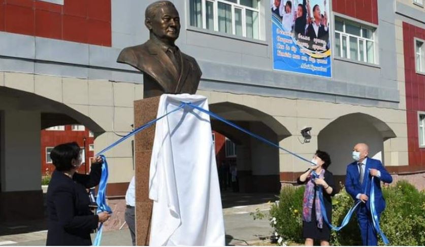Қазақ КСР алғашқы Премьер-министрі Ұзақбай Қарамановтың бюсті орнатылды