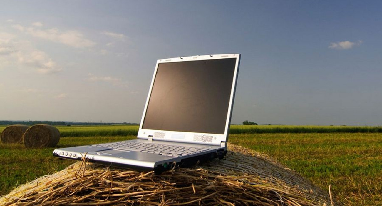 Орыс қызы бірінші рет есекке сиды.