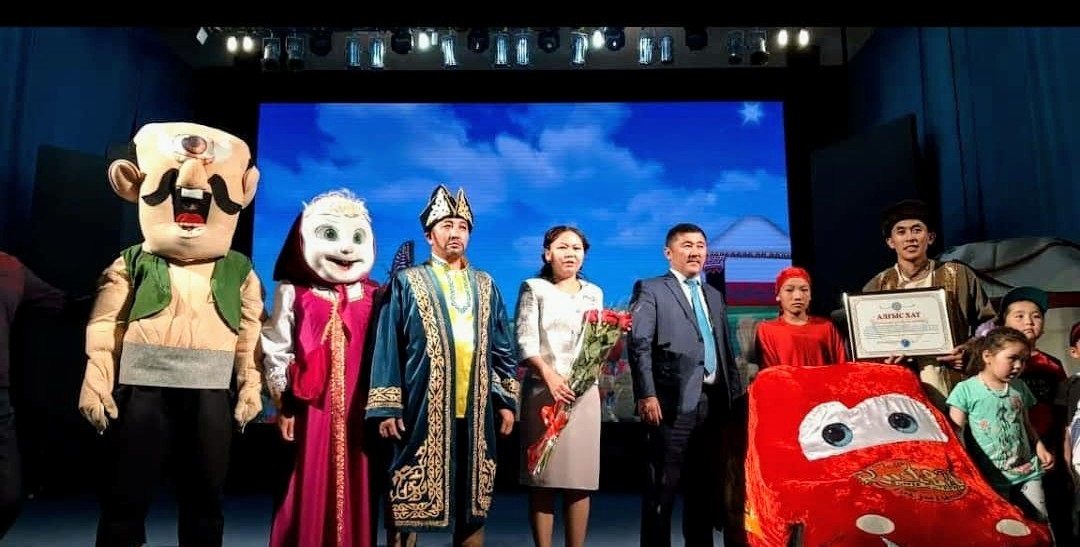 Ауылдағы театр кішкентай көрермендерін қуантуға асығады
