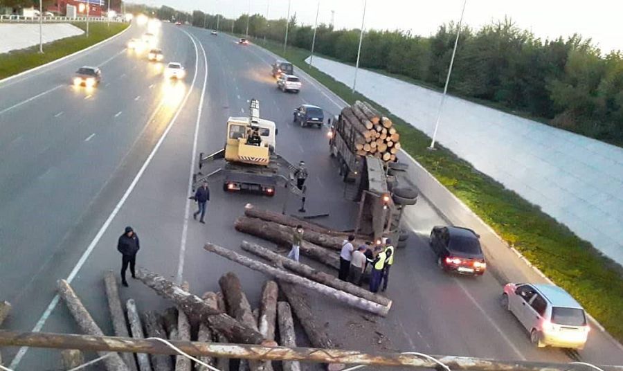 Бозтаев көшесіне бөренелер шашылды