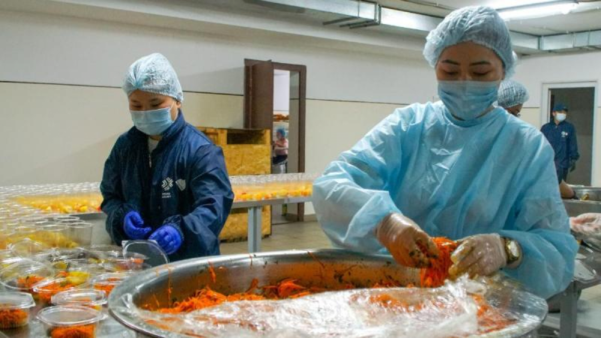 Пандемия кезінде тегін ыстық тамақ ұйымдастырды