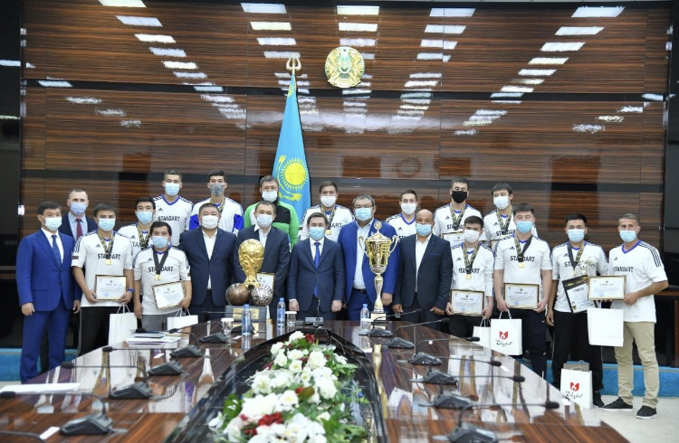 Мұрат Әйтенов чемпиондарды марапаттады