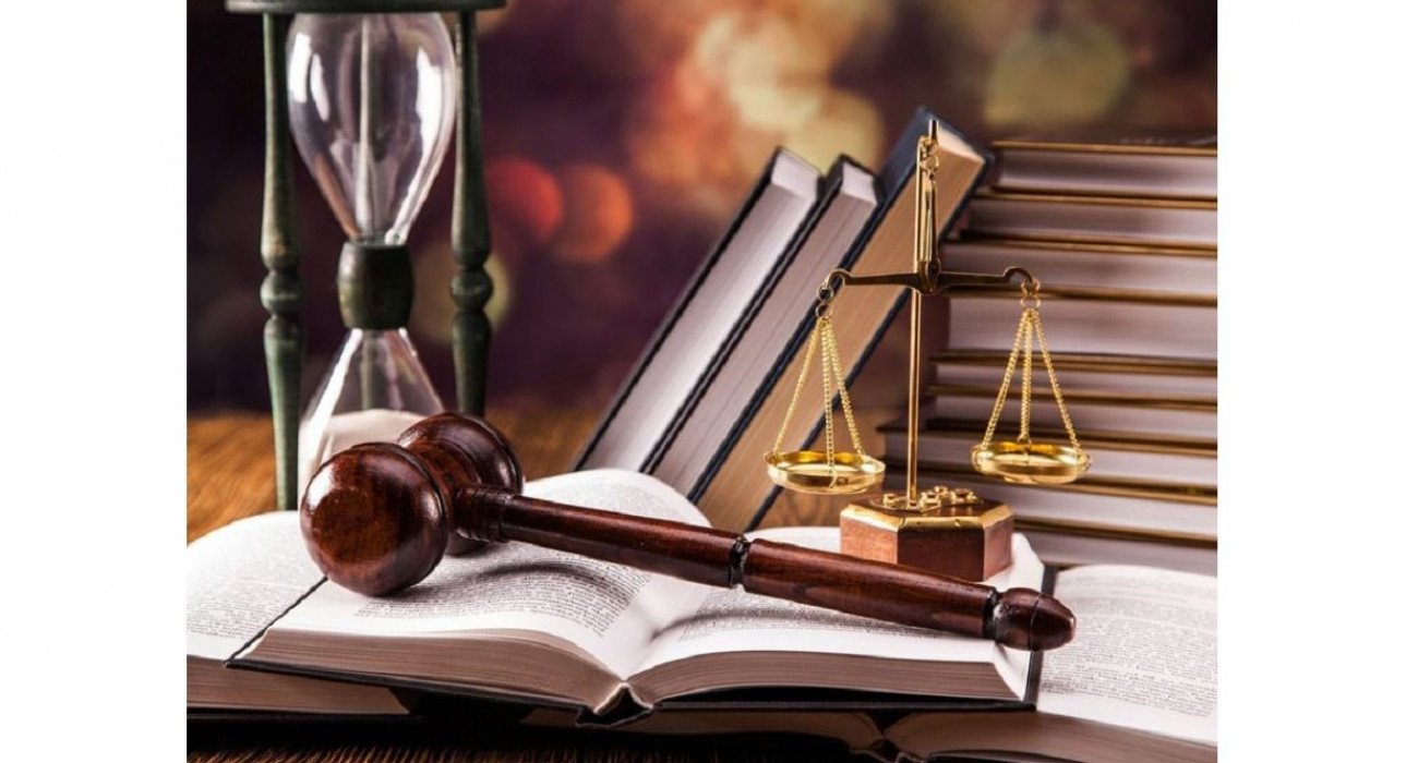 Үлкен мүшесі бар жігіт ұйықтап жатқан әйелдерді трахает.