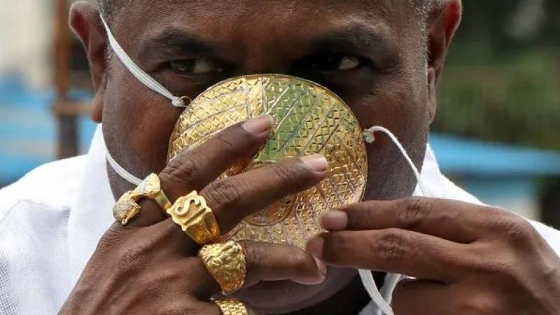 Үндістанда алтын маскаға тапсырыс берген кәсіпкер көз жұмды
