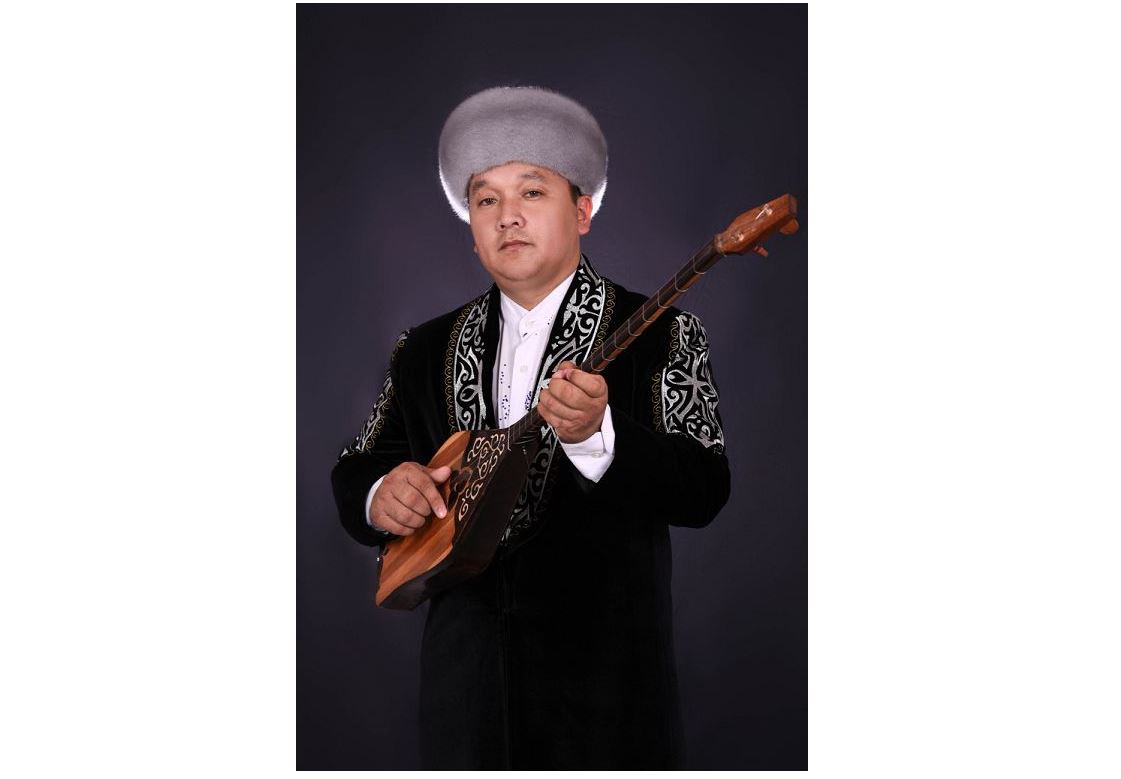 Сөзімен демеп, әнімен жебеп...