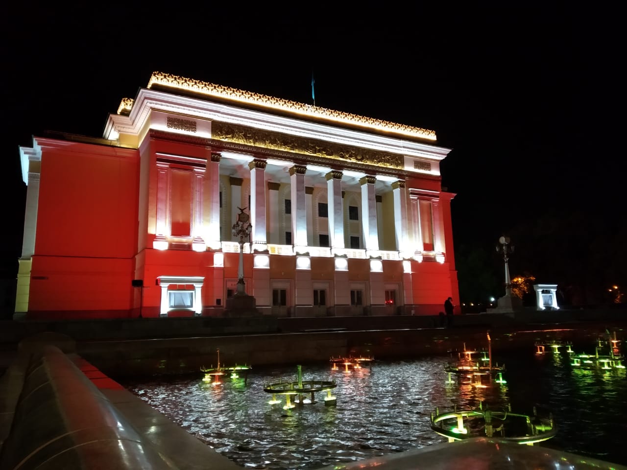 Алматыдағы опера және балет театры неге қызыл сәулемен жарықтандырылды?